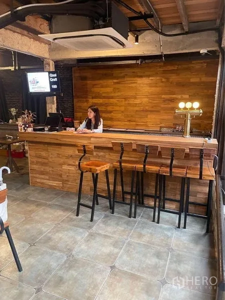 Retail Space for rent in Phaya Thai, Bangkok - Wood-clad bar counter with high stools, draft taps and ducted air-conditioning inside a ready-to-use retail unit.