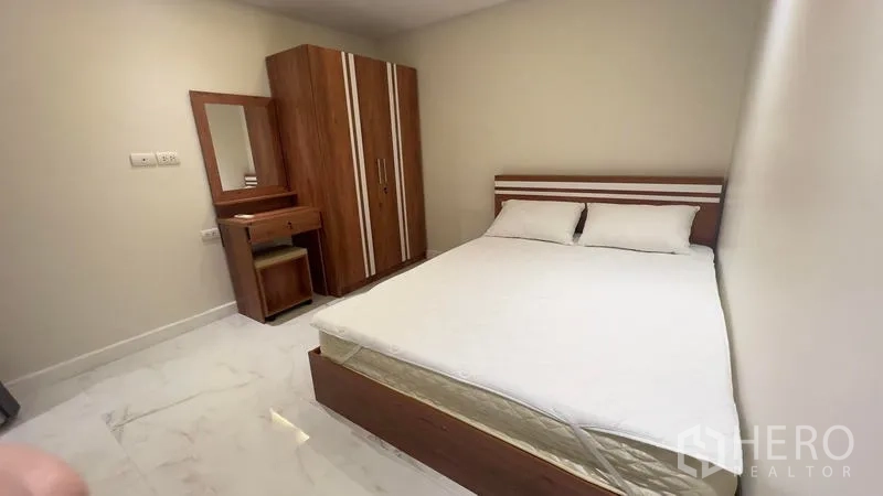 คอนโด ให้เช่าในWatthana, Bangkok - ห้องนอนที่สองพร้อมเตียง ตู้เสื้อไม้ และโต๊ะเครื่องแป้ง ในคอนโดเอกมัย วัฒนา