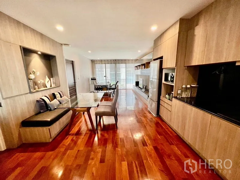 带办公室的家 出租在Khlong Toei, Bangkok - 起居区广角视图，展示茶水间、餐桌、办公桌与大面积窗户。