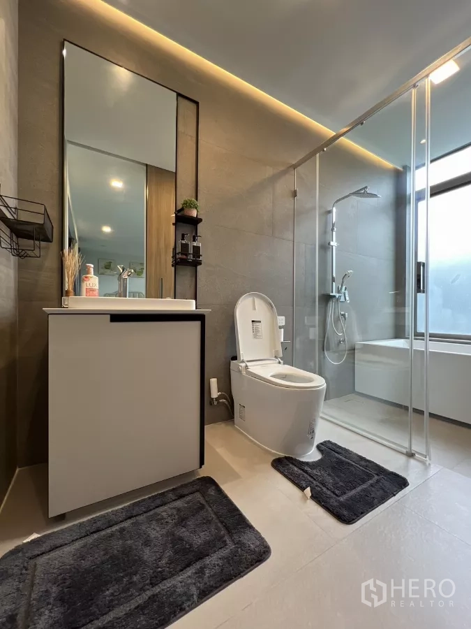 Detached House for rent in Saphan Sung, Bangkok - Stylish bathroom with vanity, smart toilet and shower enclosure.