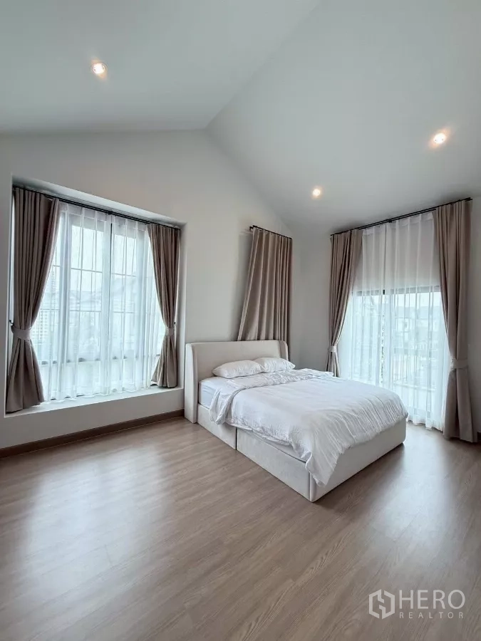 Detached House for rent in Lat Krabang, Bangkok - Spacious master bedroom with vaulted ceiling, corner windows and queen bed.
