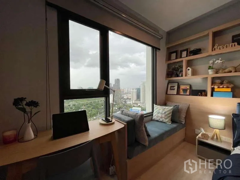 Condominium for rent in Pathum Wan, Bangkok - Study nook by a large window showcasing the Bangkok skyline