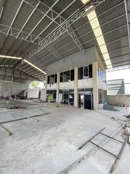 货栈 出租在Khlong Luang, Pathum Thani - 仓库内两层办公室的近景。