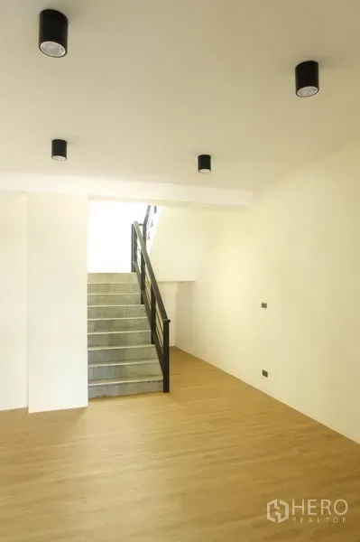 带办公室的家 出租在Wang Thonglang, Bangkok - 开放式房间，浅色木地板与混凝土楼梯，适合办公