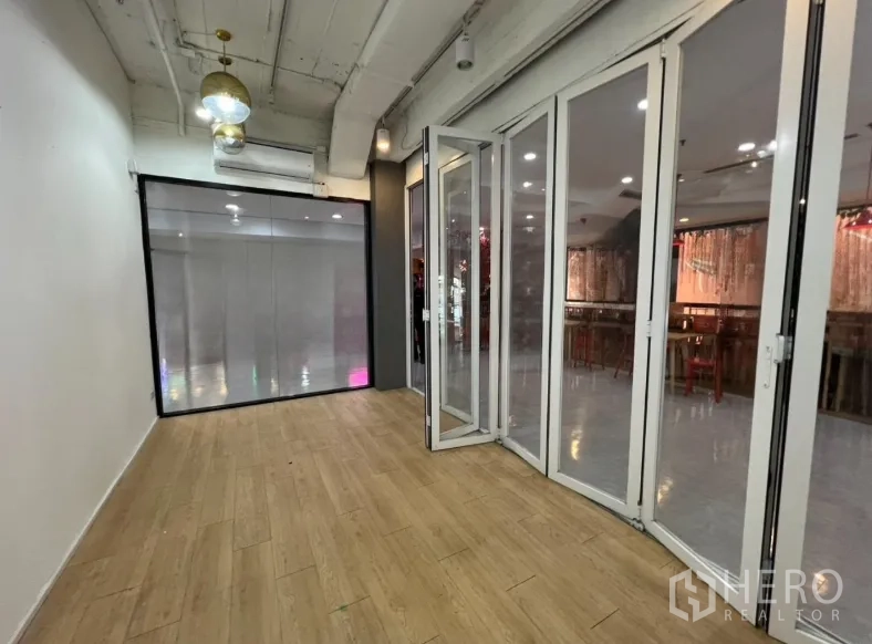 零售空间 for rent in Pathum Wan, Bangkok - 商铺内部，玻璃门打开通向室内走廊，动线通畅利于陈列与引流。