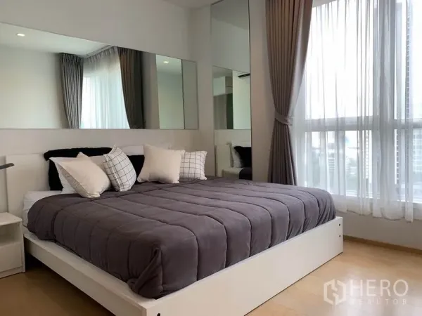 คอนโด ให้เช่าในWatthana, Bangkok - ห้องนอนเตียงใหญ่ ผนังกระจก และหน้าต่างสูงมองเห็นวิวเมือง