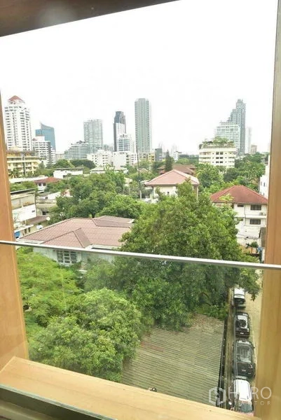 คอนโด ให้เช่าในWatthana, Bangkok - มุมมองจากระเบียงเห็นต้นไม้และเส้นขอบฟ้าเมืองกรุงเทพฯ