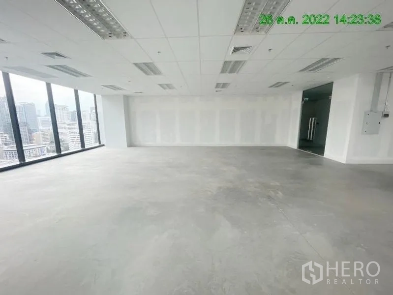 办公空间 出租在Ratchathewi, Bangkok - 采光充足的开放式办公室，落地窗、吊顶照明，可眺望曼谷城市天际线。