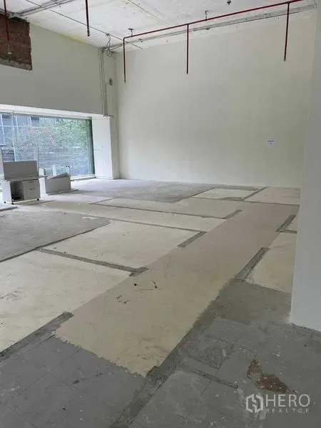 办公空间 出租在Watthana, Bangkok - 宽敞转角工作区，玻璃墙与水泥基层地面，待装潢。