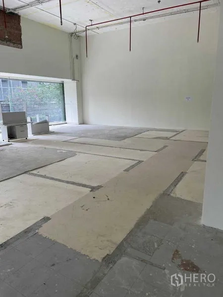 办公空间 出租在Watthana, Bangkok - 宽敞转角工作区，玻璃墙与水泥基层地面，待装潢。