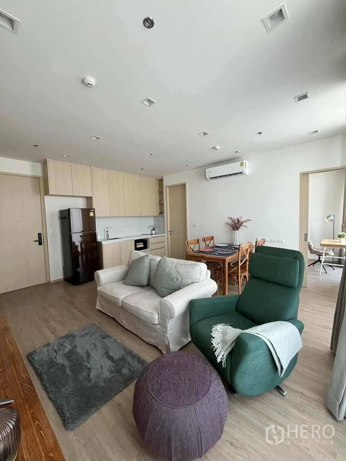 คอนโด for rent in Watthana, Bangkok - โซนพักผ่อนเชื่อมครัวบิลท์อินโทนไม้พร้อมตู้เย็นและพื้นที่นั่งเล่น