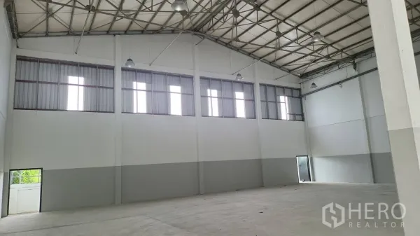 โรงงาน ให้เช่าในBang Phli, Samut Prakan - ฮอลล์โกดังโปร่ง เพดานทรัสสูงพร้อมหน้าต่างยาว