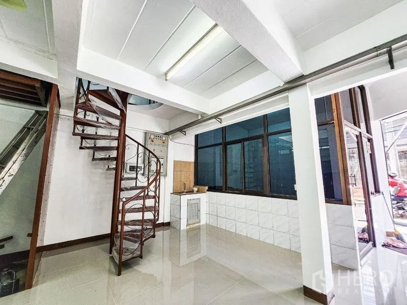 Home Office for rent in Khlong Toei, Bangkok - Entrance area featuring a spiral staircase, full-height windows and a small tiled counter.