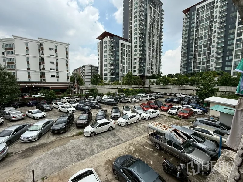 Shophouse for rent - View over a large parking area and nearby condominiums close to BTS Punnawithi.