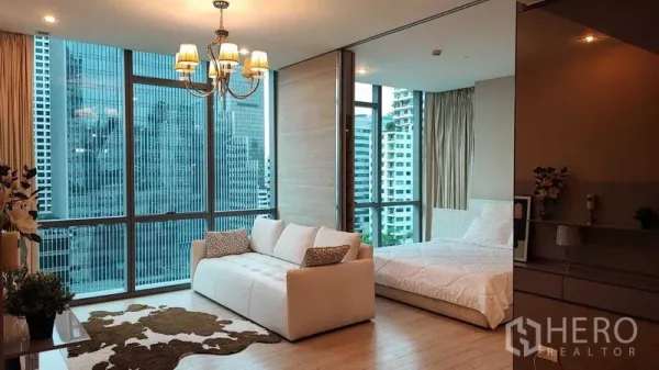 公寓 出租在Watthana, Bangkok - 开放式客厅与卧室，落地窗俯瞰曼谷天际线的阿索克景观