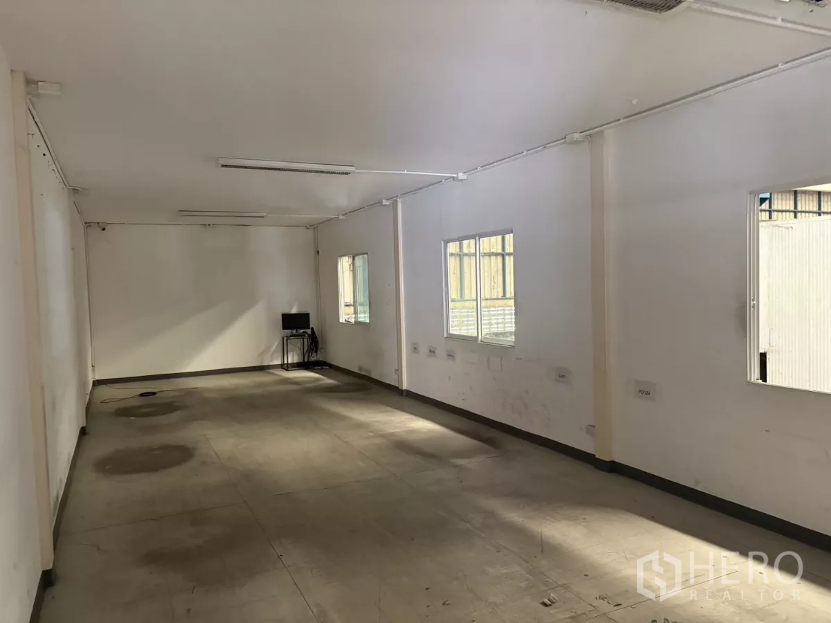 Warehouse for rent in Mueang Samut Prakan, Samut Prakan - Bright office area with tiled floor and power outlets, ready for fit-out.