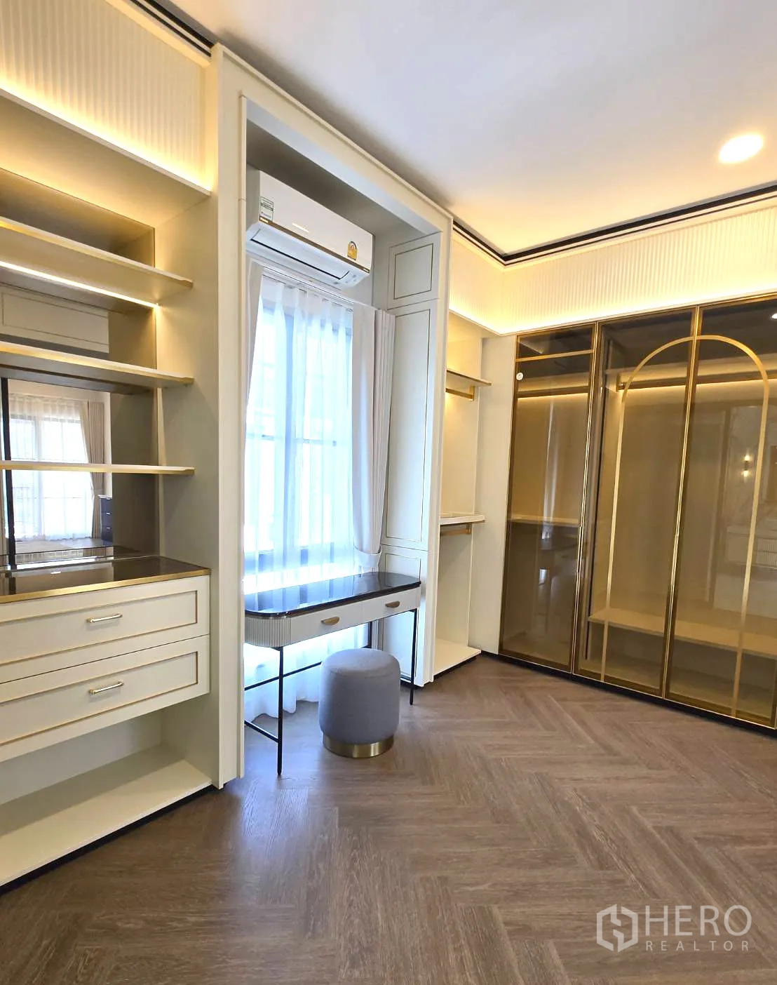 独立式住宅 出租在Saphan Sung, Bangkok - 精致步入式衣帽间，带妆台与金框衣柜。
