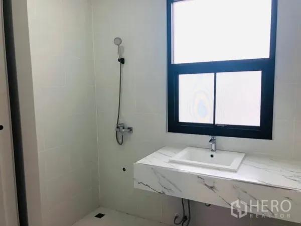 带办公室的家 出租在Khlong Toei, Bangkok - 白色瓷砖卫浴，步入式淋浴与大理石纹洗手台，配磨砂窗。