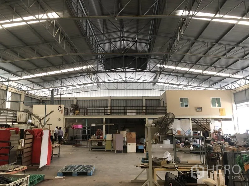 工厂 出售在Khlong Luang, Pathum Thani - 宽阔生产车间，带夹层办公室与大跨度屋顶。