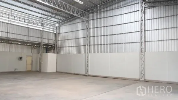 货栈 出租在Thung Khru, Bangkok - 宽敞仓库内部，钢结构、高屋顶与混凝土地面