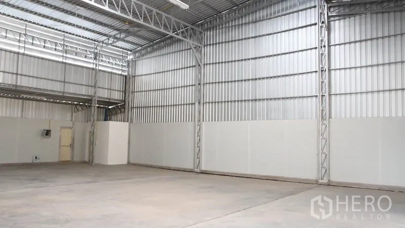 货栈 出租在Thung Khru, Bangkok - 宽敞仓库内部，钢结构、高屋顶与混凝土地面