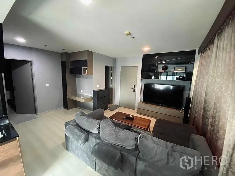 คอนโด ขายในHuai Khwang, Bangkok - ผนังทีวีบิลท์อินพร้อมชั้นวางของ ตรงข้ามชุดโซฟา