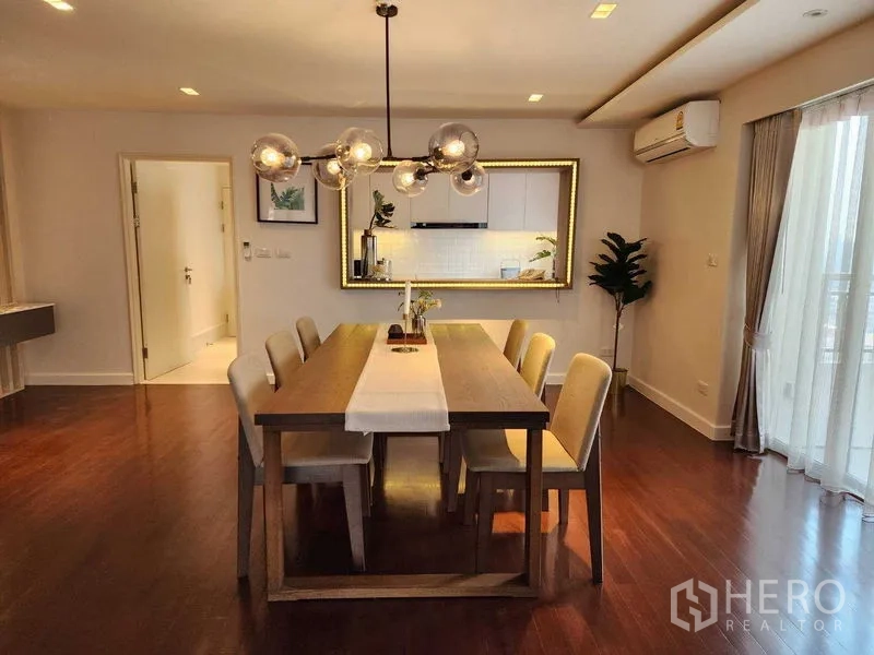 คอนโด ให้เช่าในSathon, Bangkok - มุมทานอาหาร 6 ที่นั่ง โคมไฟทรงกลมสมัยใหม่ และกระจกบานใหญ่ข้างประตูระเบียง
