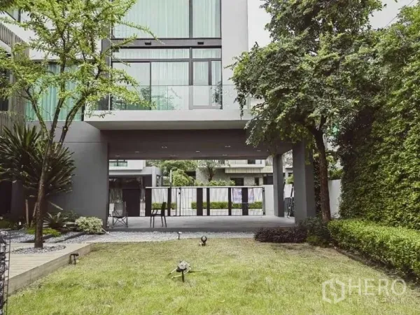 独立式住宅 出租 - 草坪花园通向挑空上层下的有顶车位，四周绿篱环绕。
