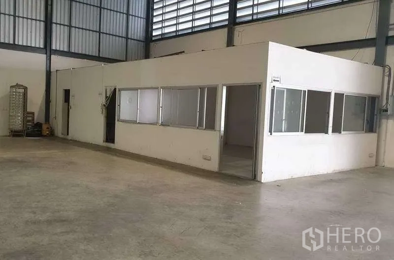 Warehouse for rent in Mueang Samut Prakan, Samut Prakan - On-site office rooms with windows inside the warehouse, next to open production space.