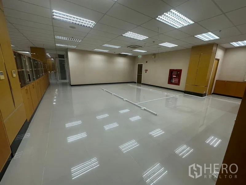 สำนักงาน ให้เช่าในSuan Luang, Bangkok - สำนักงานแบบเปิดโล่ง พื้นกระเบื้องเงา ฝ้าทีบาร์พร้อมไฟ และตู้บิวท์อิน