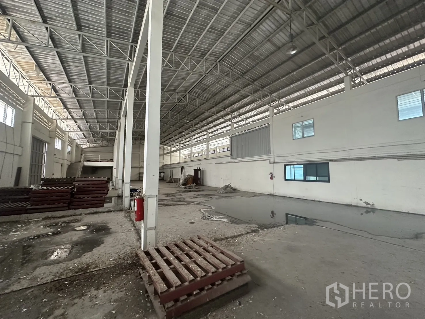 Factory for rent or sale in Prawet, Bangkok - Open factory floor with columns, skylights and loading access along the side wall.