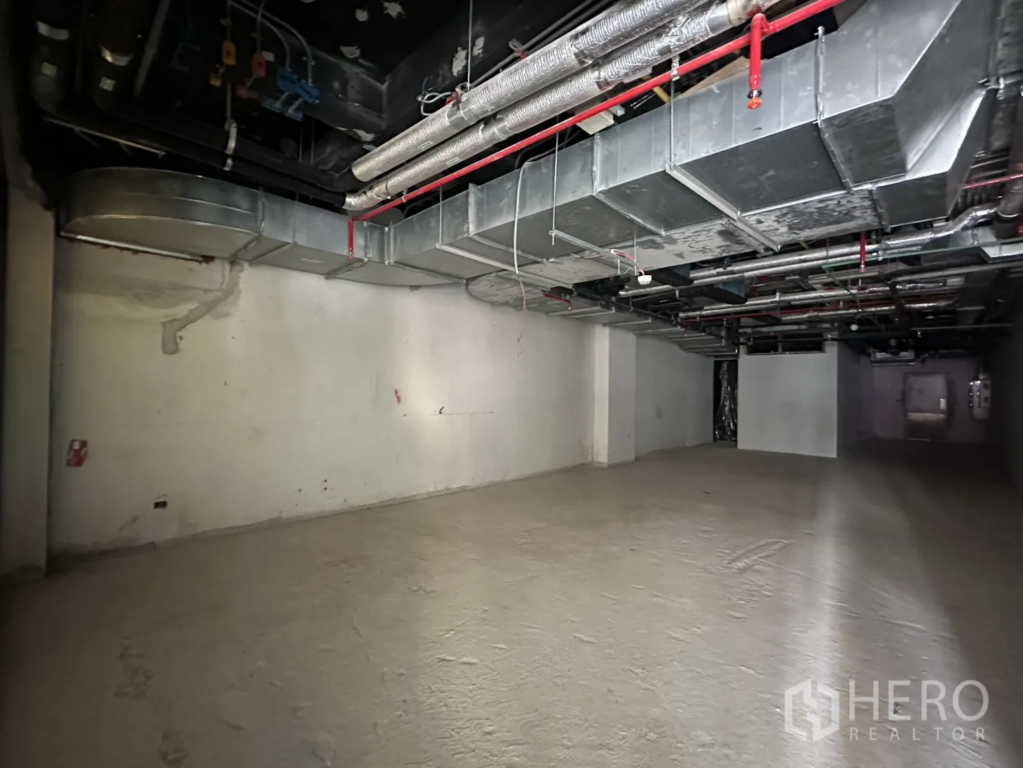 Retail Space for rent in Bang Rak, Bangkok - Open-plan shop area featuring suspended ventilation ducts and fire sprinkler lines.