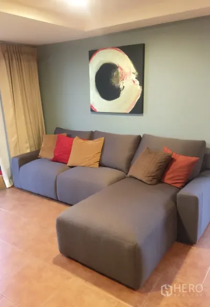 Condominium for rent in Watthana, Bangkok - Open-plan kitchen and entry with classic wood console, exterior corridor, green facade and secure digital door lock.