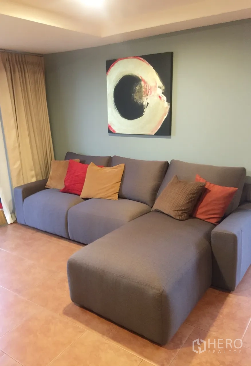 Condominium for rent in Watthana, Bangkok - Open-plan kitchen and entry with classic wood console, exterior corridor, green facade and secure digital door lock.