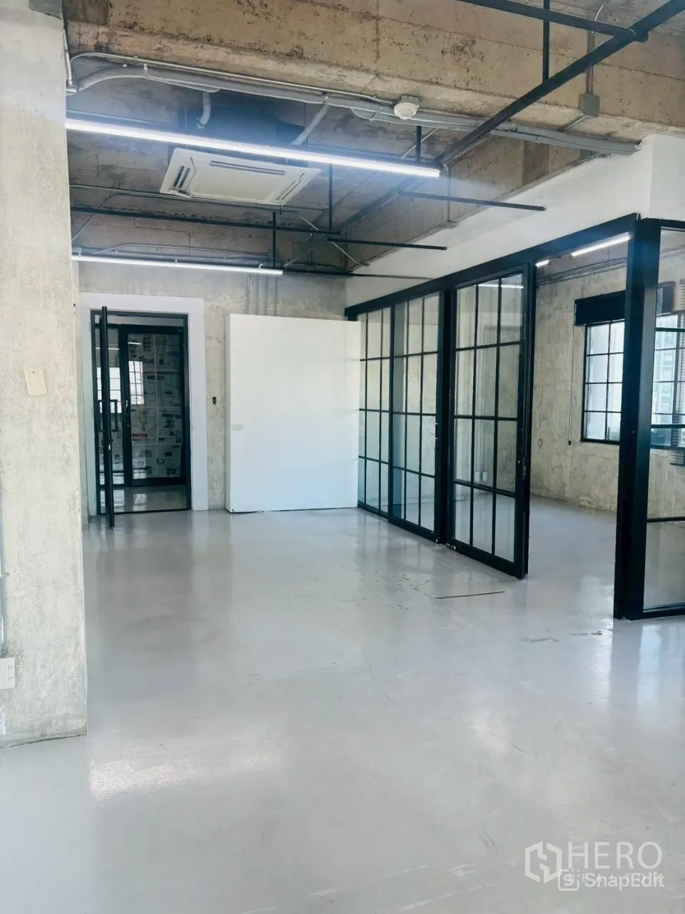 办公空间 出租在Khlong Toei, Bangkok - 85平方米宽敞办公室，多间玻璃房，外露管线与LED照明