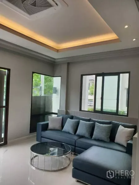 独立式住宅 出租或出售在Prawet, Bangkok - 舒适家庭起居室，L形沙发与嵌入式灯槽