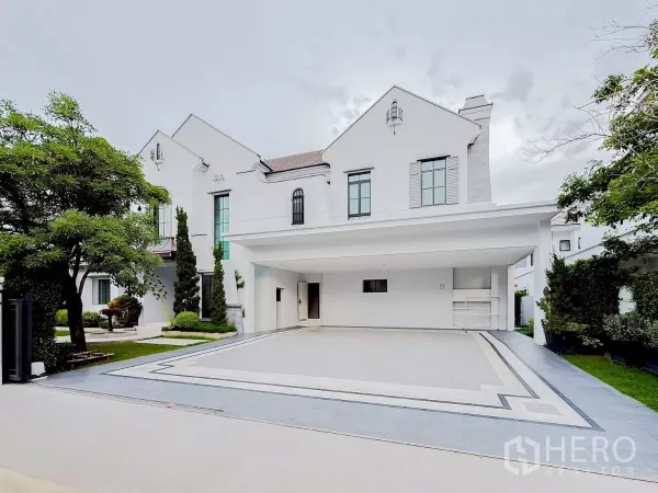 บ้าน ให้เช่าในSaphan Sung, Bangkok - บ้านเดี่ยวสองชั้นสีขาวพร้อมที่จอดรถกว้างและสวนจัดแต่ง