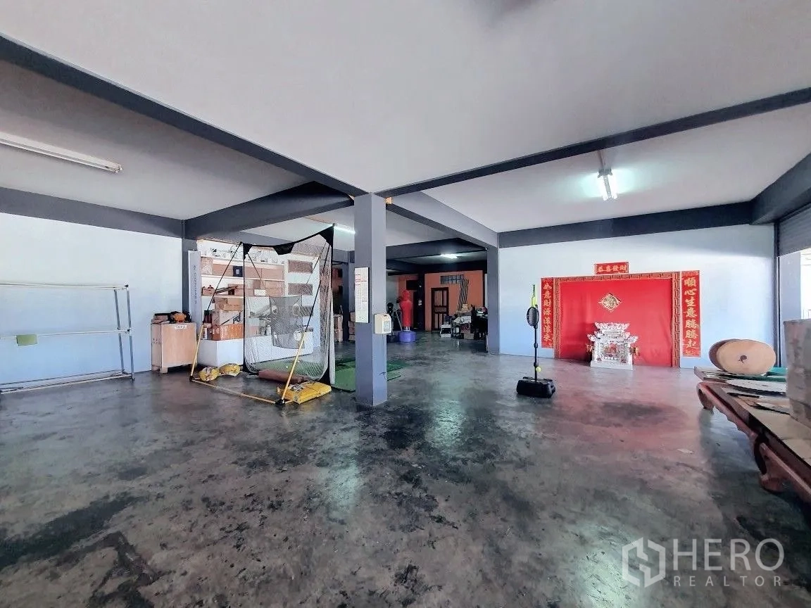 货栈 出租在Lam Luk Ka, Pathum Thani - 底层多功能空间，抛光水泥地与卷帘门
