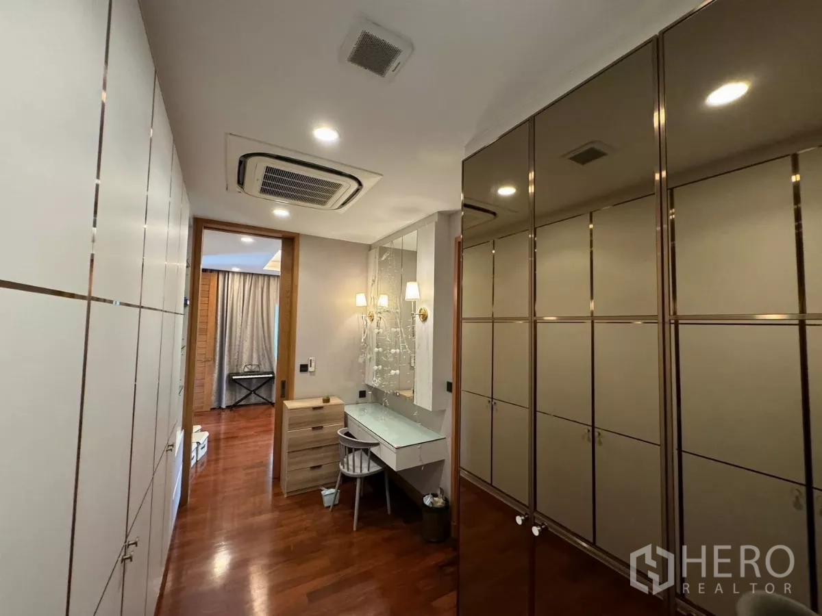 บ้าน ให้เช่าในPrawet, Bangkok - ห้องแต่งตัว โต๊ะเครื่องแป้ง ตู้เสื้อผ้าบิวท์อินกระจก