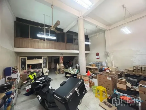 联排别墅 出租在Sathon, Bangkok - 一层挑高空间，带夹层、立柱和储物区