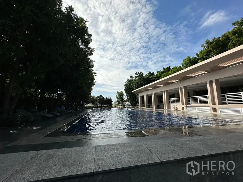 คอนโด ขายในKhlong San, Bangkok - สระว่ายน้ำกลางแจ้งข้างศาลาพักผ่อนและต้นไม้ใหญ่ภายในโครงการ.