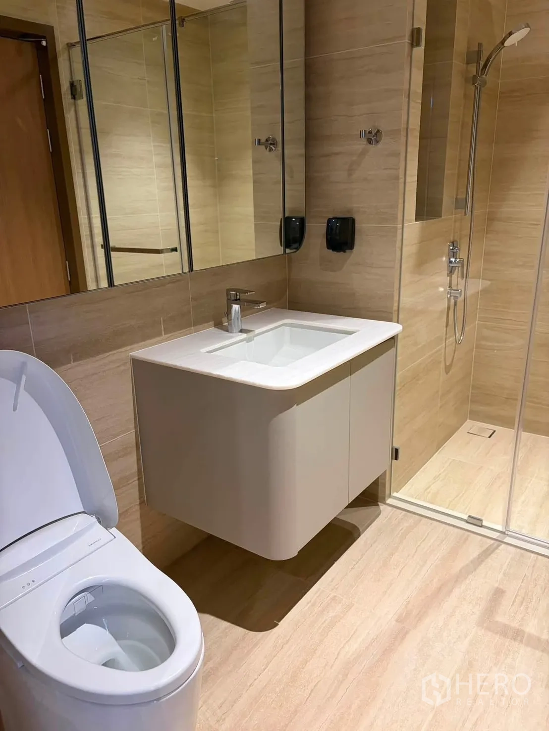 คอนโด for rent in Watthana, Bangkok - ห้องน้ำสไตล์โมเดิร์นพร้อมอ่างล้างหน้าติดผนัง ตู้กระจก ฝักบัวและโถสุขภัณฑ์