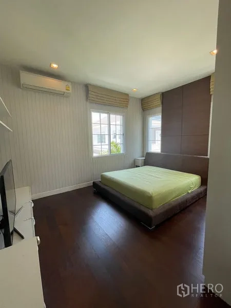 Detached House for rent in Bang Phli, Samut Prakan - Secondary bedroom with wood floor, air conditioner and twin windows.