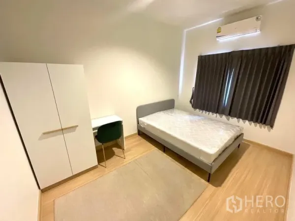 Townhouse for rent in Bang Phli, Samut Prakan - Bright bedroom with single bed, wardrobe, study desk and air conditioner.