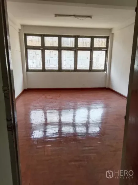 店屋 出租在Bang Rak, Bangkok - 宽敞房间，亮面木地板与整面格栅窗。
