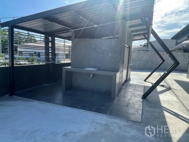 货栈 出租在Ban Bueng, Chon Buri - 仓库旁室外清洗/功能区，金属顶棚下设洗手池。