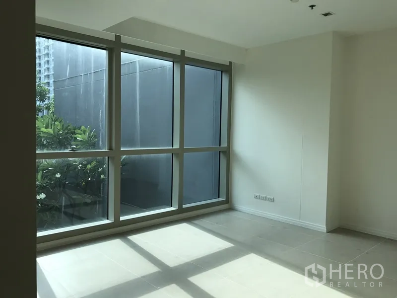 公寓 出租在Khlong San, Bangkok - 明亮房间，转角大窗俯瞰绿化景致