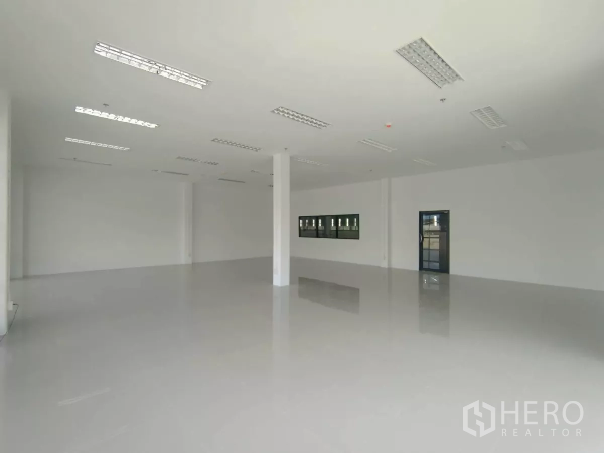 工厂 出租在Si Racha, Chon Buri - 白色空置办公室，LED灯与瓷砖地面，待二次装修。