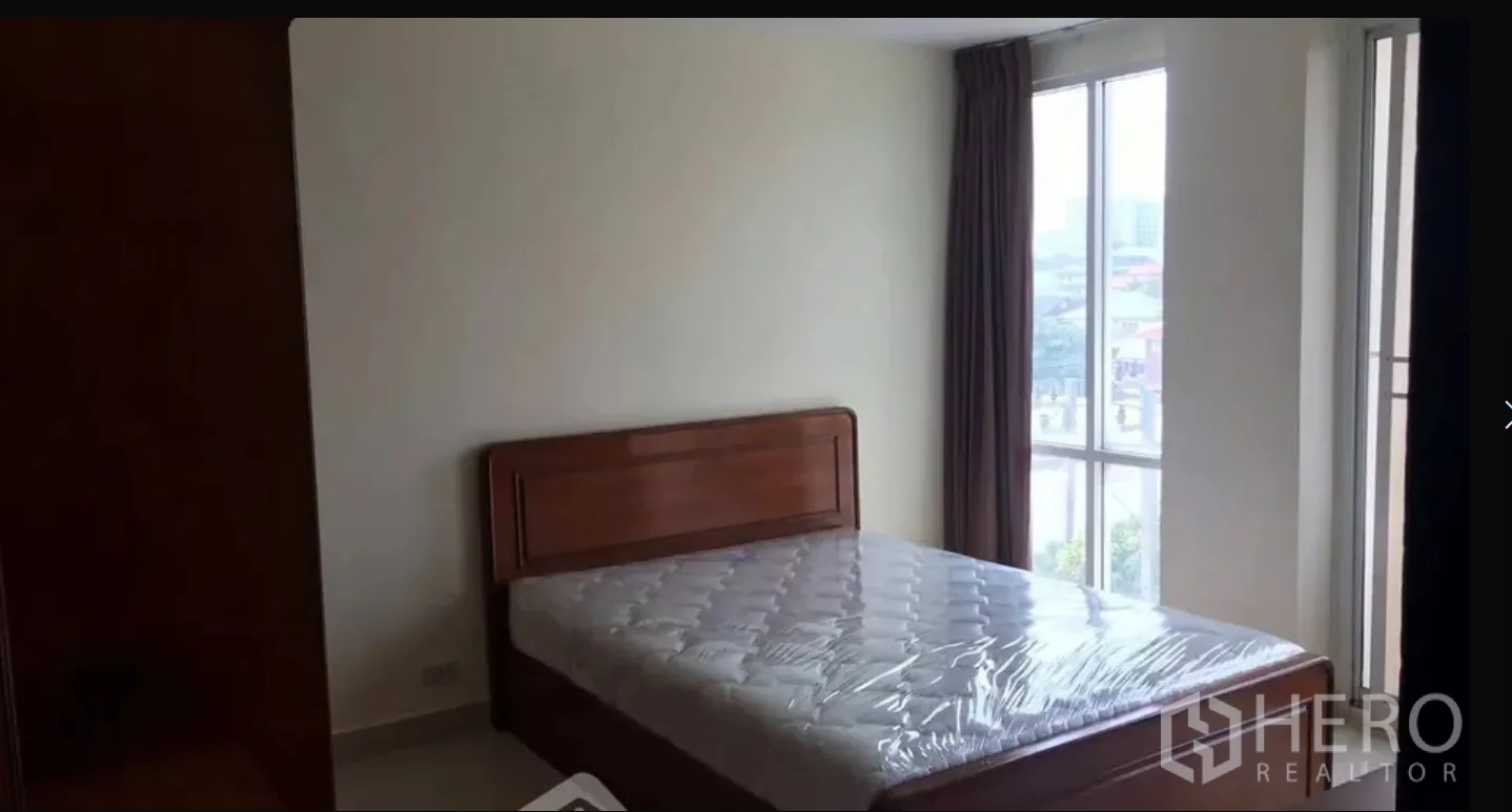 คอนโด for sale in Watthana, Bangkok - ห้องนอนสว่างพร้อมเตียงและหน้าต่างสูงมองเห็นวิวเมือง