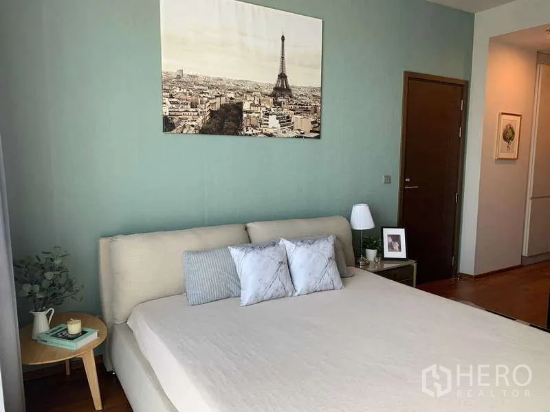 คอนโด ให้เช่าในWatthana, Bangkok - ห้องนอนอบอุ่น เตียงบุนุ่ม ผนังสีเขียว โต๊ะข้างเตียงและโคมไฟ
